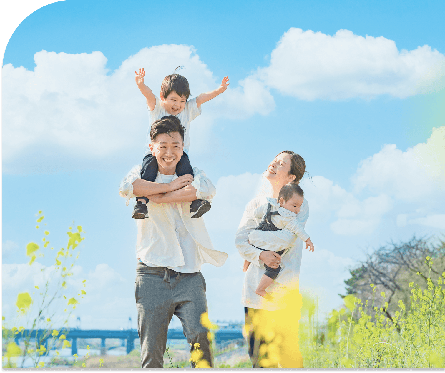 家族で散歩する様子